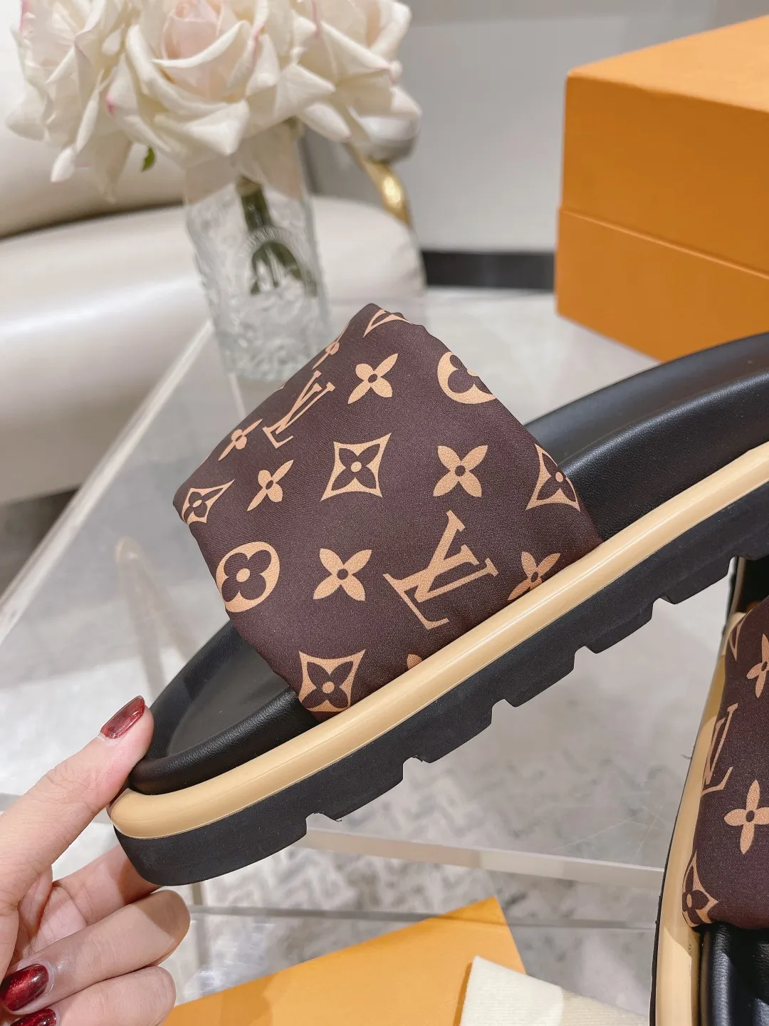 👟👟Ex-factory price 360👟👟 Lvjia brand | ²⁰²5 𝐬𝐬 💛2025 spring and summer latest popular Velcro series...Couple style thick-soled slippers, new rare products at the purchasing level💫 🍒This style is the favorite of celebrities🌟big internet celebrities. A simple and elegant sandal. A good style that you can't take your eyes off at a glance! The thick sole has the effect of increasing the height of the feet. It has the function of elongating the legs immediately. It is exquisite and low-key luxury✔️ No matter it is paired with skirts or trousers, it is super aura🛍 ━━━━━ ЅᏇєєt ━━━━━ ▪️Upper: LV old floral fabric ▪️Outsole: original molded outsole ▪️Shoe size: 35-45